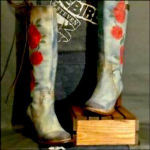 FREEBIRD Sold-out model.
Retailed @$350 & often selling above retail price.